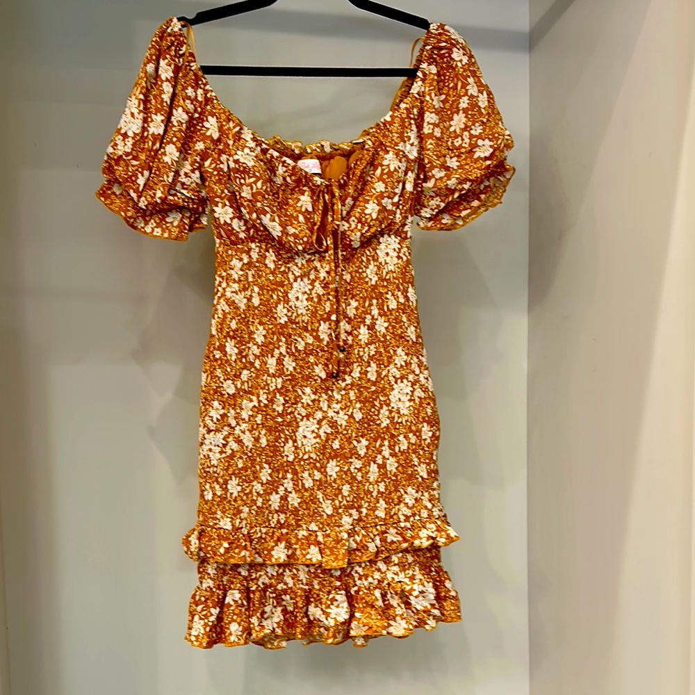 Pink Lily small tan and white Puff Sleeve Mini Sundress. Like new